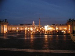 Petersplatz in Rom bei Nacht